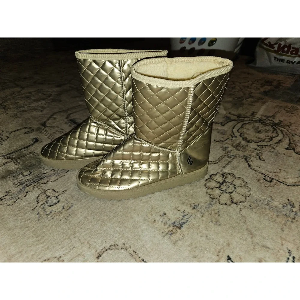 Rocawear Gold Quilted Metallic Faux Fur Lined Mid Calf Winter Boots Womens 8